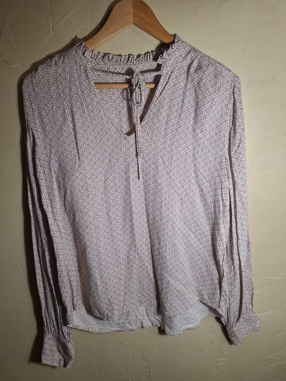 Hinge Women's S Beige & Maroon Geometric Round Neck Tie Ruffle Blouse